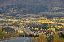 A magnífica paisagem na estrada entre Haines Junction, no Canadá e a fronteira com o Alaska